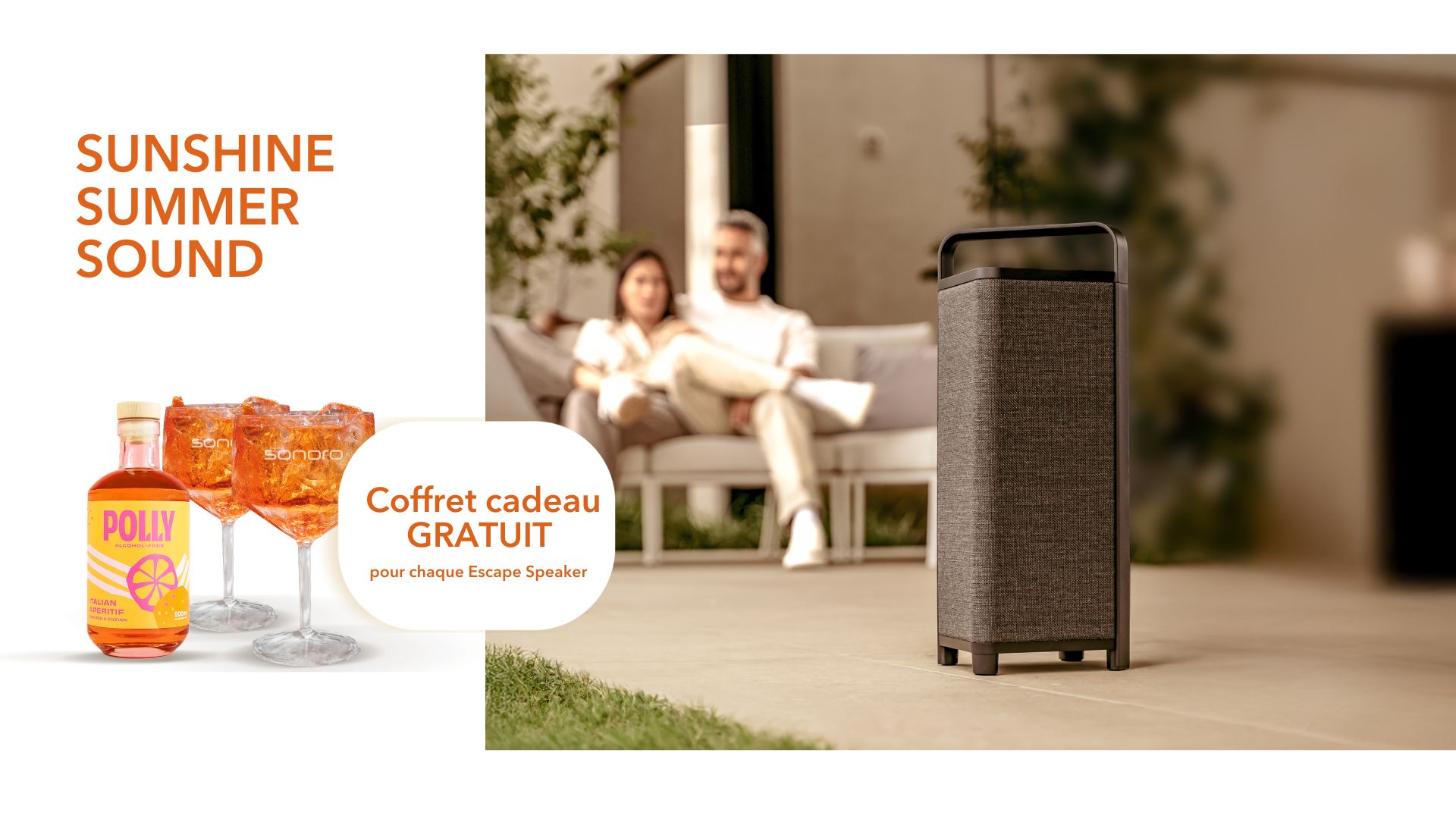 sonoro ESCAPE haut-parleurs sur une terrasse, en arrière-plan un couple détendu - promotion d'été avec set cadeau gratuit composé d'un apéritif et de verres.